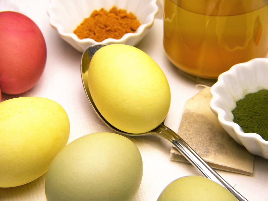 jajka wielkanocne możemy barwić kurkumą