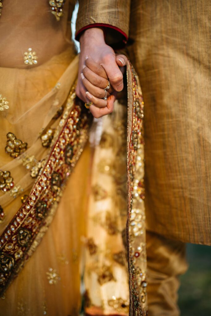 Tradycyjne indyjskie sari w kolorze szafranu barwiono kurkumą