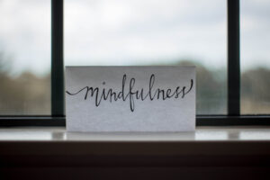 mindfulness czyli technika ćwiczenia uważności to jeden ze sposobów wyjścia z traumy
