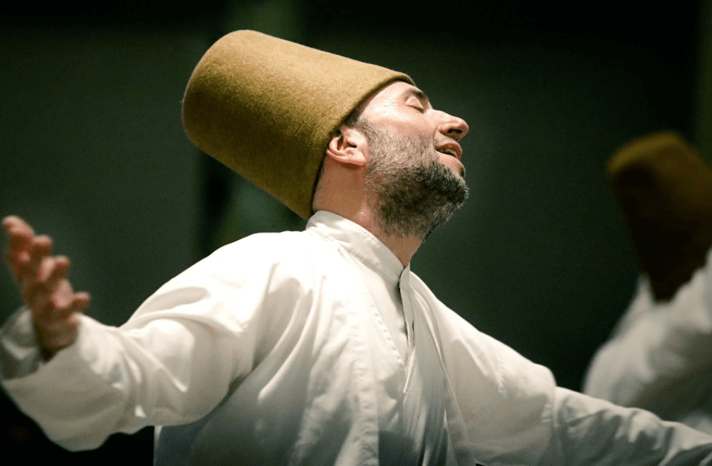 sufi wielbią Boga tańcząc
