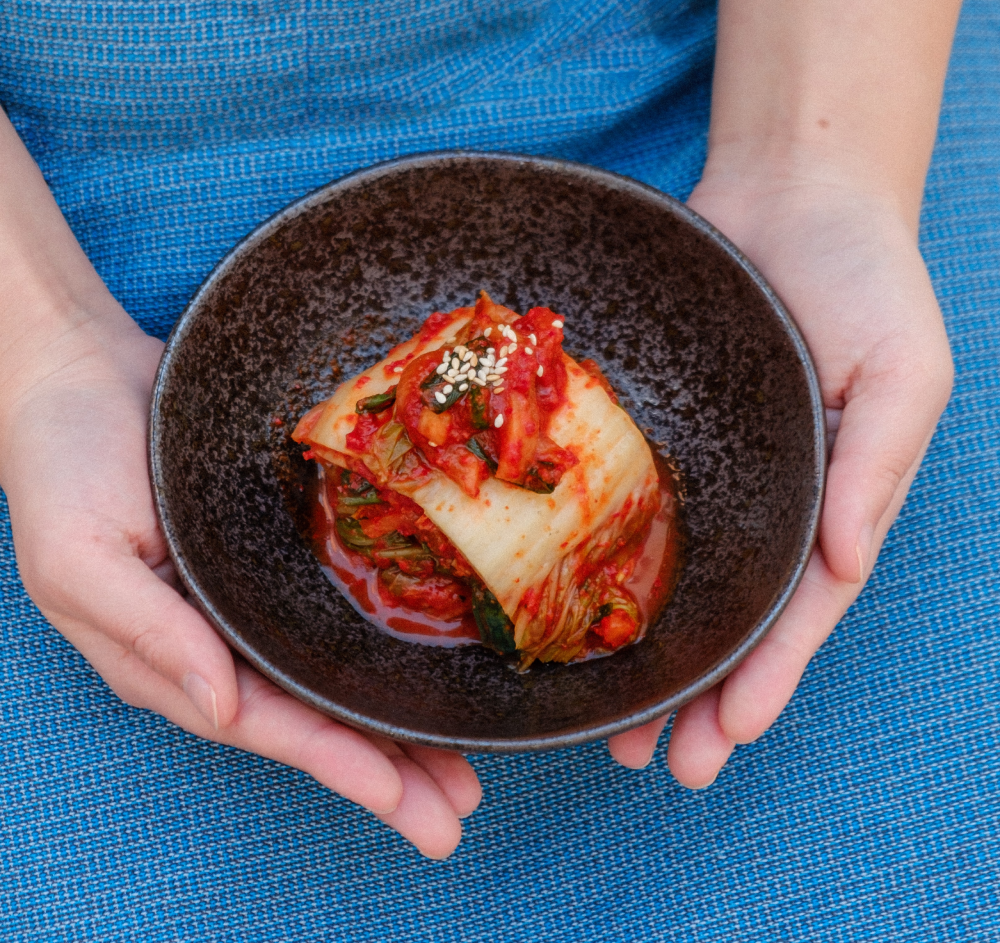 Tradycyjne czerwone Kimchi robi się z dodatkiem czerownej ostrej koreańskiej papryczki Gochu.